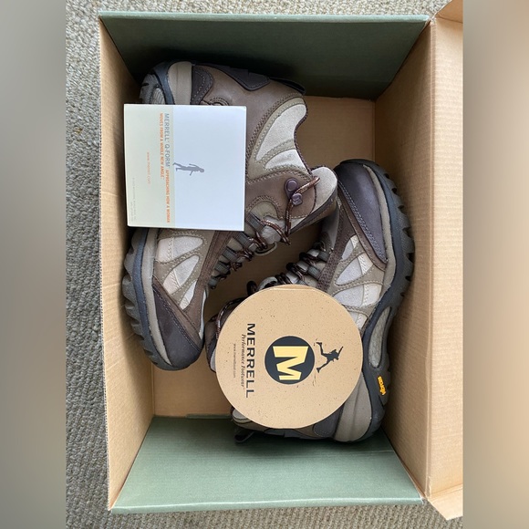 Women’s Merrell Hiking Boots - Picture 6 of 7